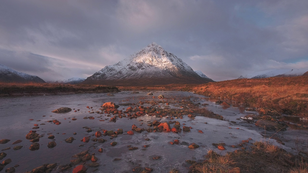 4k镜头拍摄了白雪皑皑的Buachaille Etive Mor山和日出时的科河视频下载