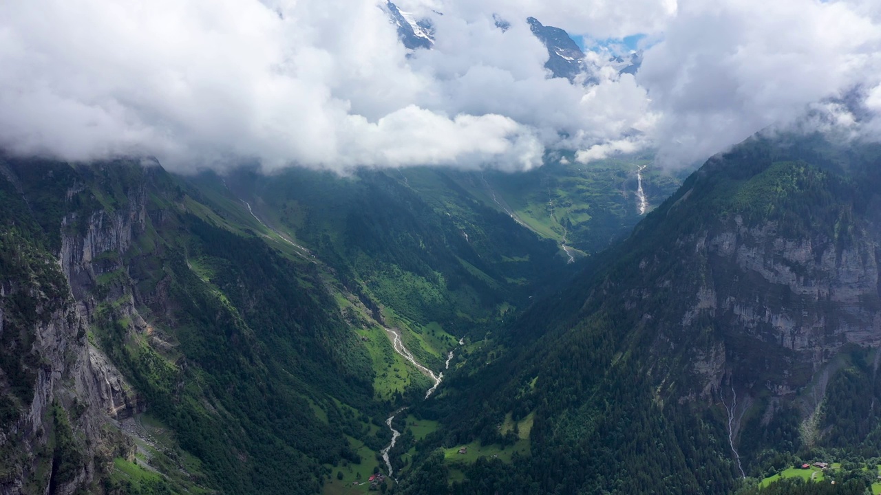 著名的Lauterbrunnen镇和Staubbach瀑布，Bernese Oberland，瑞士，欧洲。Lauterbrunnen山谷，Lauterbrunnen村庄，Staubbach瀑布和瑞士阿尔卑斯山的Lauterbrunnen长城。视频素材