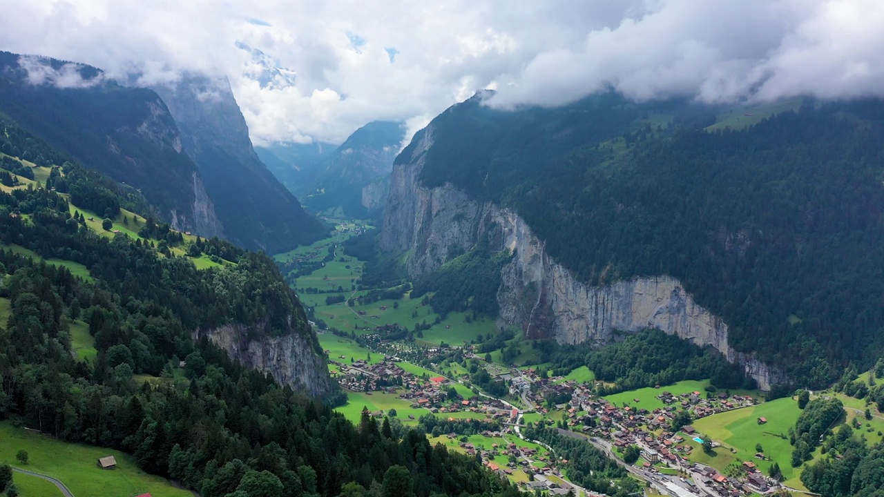 Lauterbrunnen山谷有著名的教堂和Staubbach瀑布。Lauterbrunnen村，Berner Oberland，瑞士，欧洲。瑞士，阳光明媚的一天，Lauterbrunnen山谷的壮观景色。视频素材