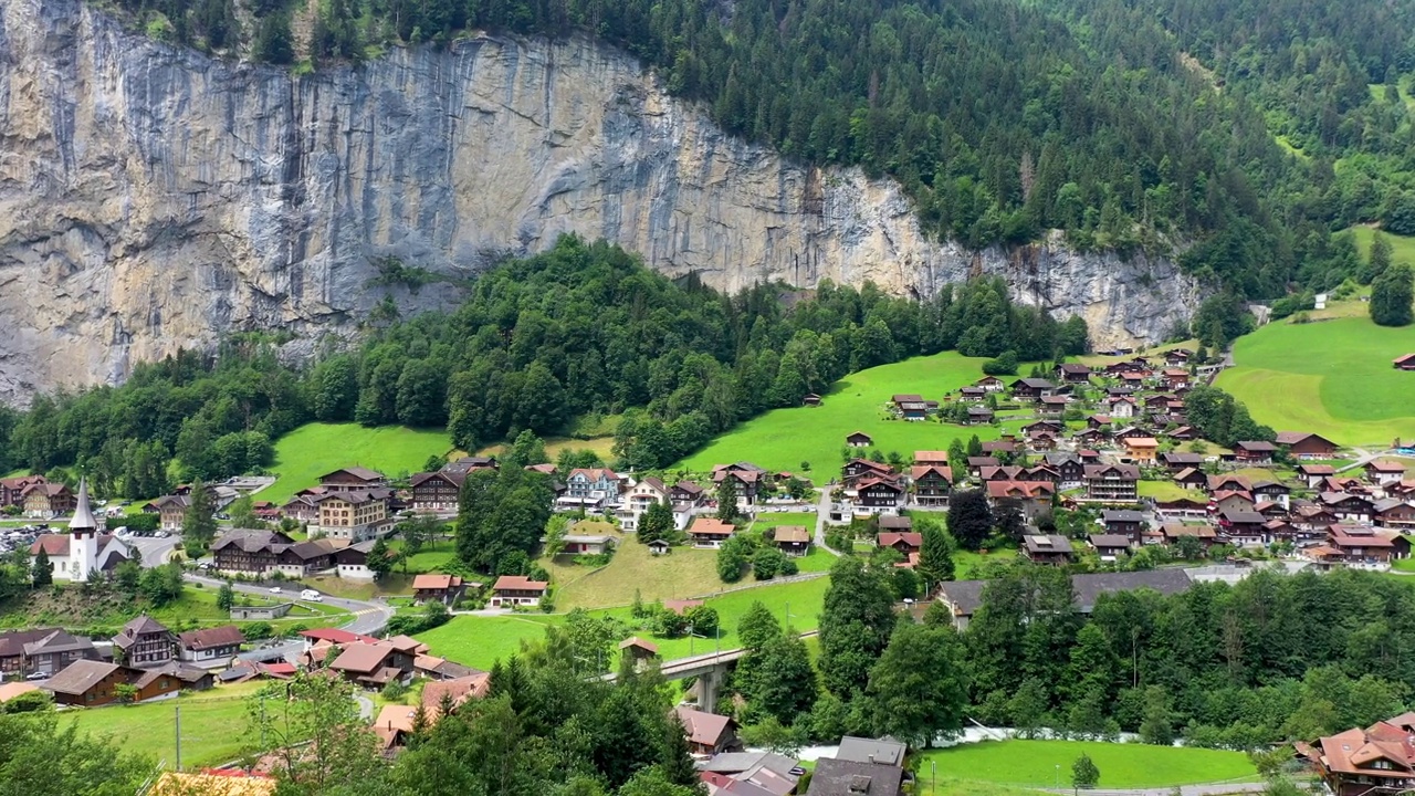 著名的Lauterbrunnen镇和Staubbach瀑布，Bernese Oberland，瑞士，欧洲。Lauterbrunnen山谷，Lauterbrunnen村庄，Staubbach瀑布和瑞士阿尔卑斯山的Lauterbrunnen长城。视频素材