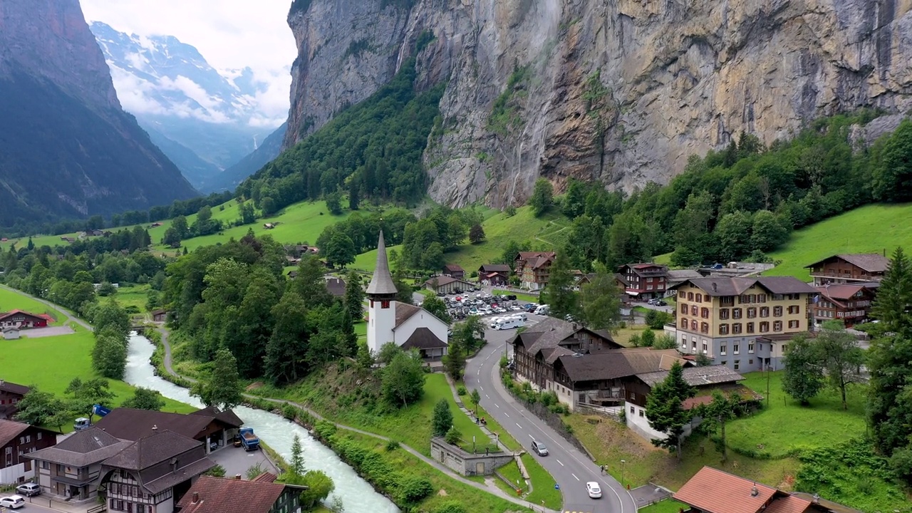 著名的Lauterbrunnen镇和Staubbach瀑布，Bernese Oberland，瑞士，欧洲。Lauterbrunnen山谷，Lauterbrunnen村庄，Staubbach瀑布和瑞士阿尔卑斯山的Lauterbrunnen长城。视频素材