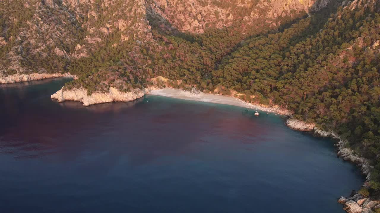 一个女孩漂浮在SUP板上，在一个美丽的海湾，背景是山脉视频素材