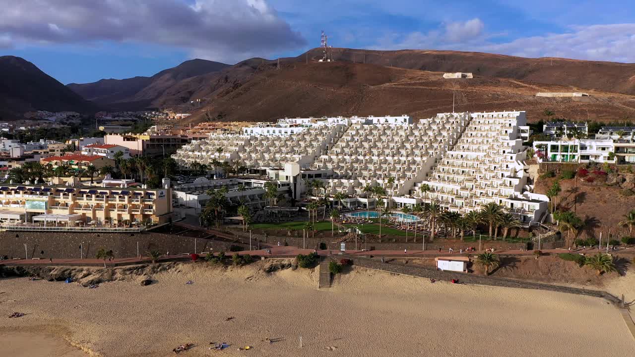 Morro Jable, Fuerteventura，西班牙。令人惊叹的海滩普拉亚德尔马托拉尔在日落的光线。Morro Jable和Playa del Matorral, Fuerteventura，加那利群岛，西班牙，大西洋，欧洲视频素材