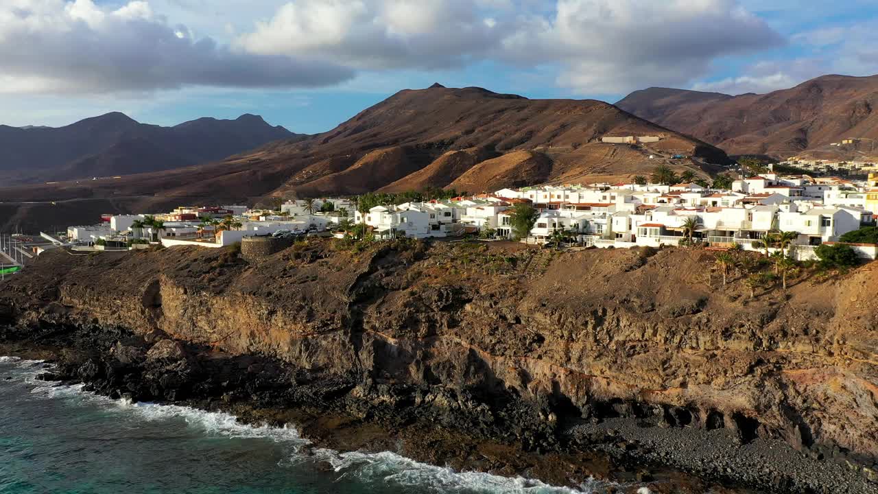 Morro Jable, Fuerteventura，西班牙。令人惊叹的海滩普拉亚德尔马托拉尔在日落的光线。Morro Jable和Playa del Matorral, Fuerteventura，加那利群岛，西班牙，大西洋，欧洲视频素材