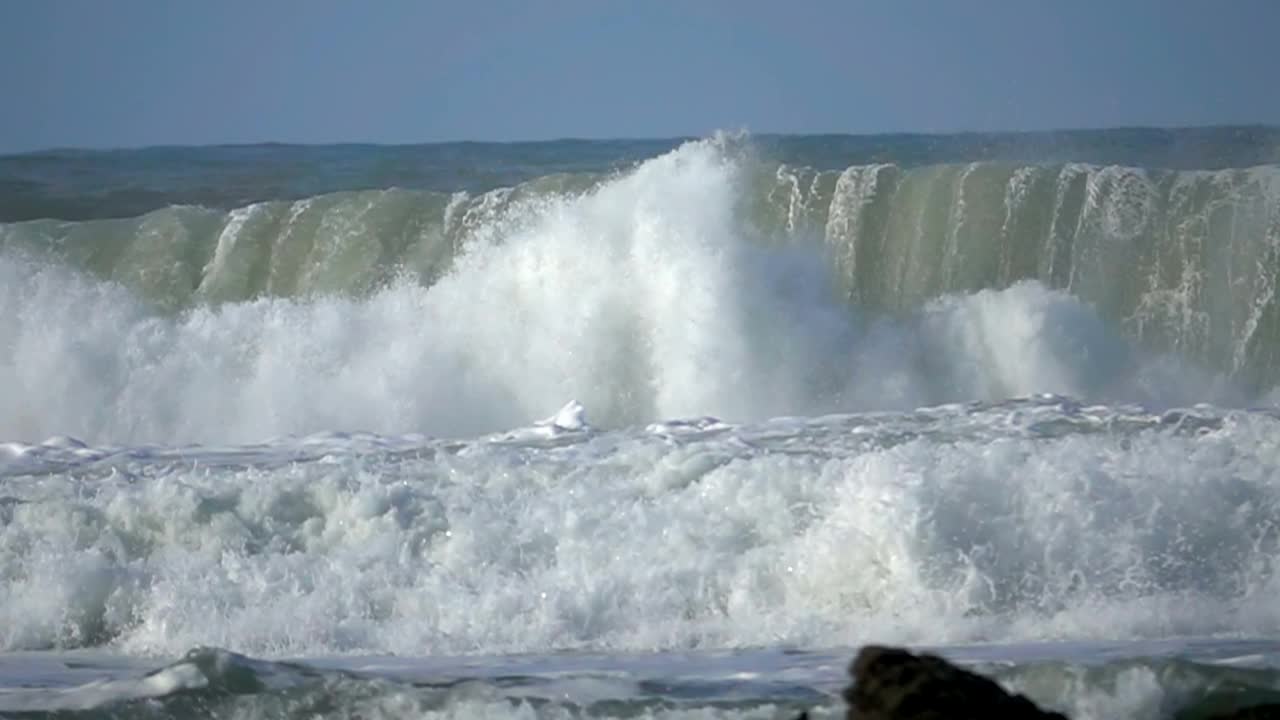 大浪飞溅。视频素材