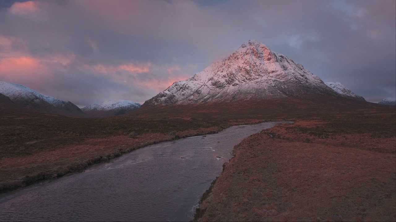 4k镜头拍摄了白雪皑皑的Buachaille Etive Mor山和日出时的科河视频下载