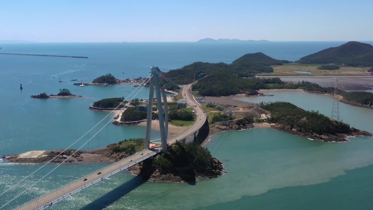 韩国全北郡山市大岳山、高郡山桥、大海和文余岛的风景视频素材