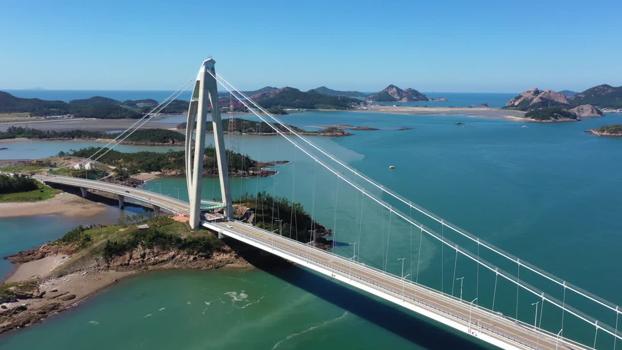 韩国全北郡山市大岳山、高郡山桥、大海和文余岛的风景视频素材