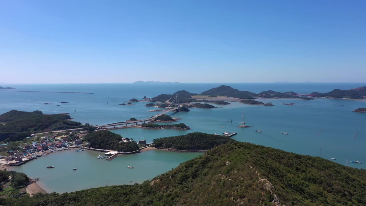 韩国全北郡山市大岳山、高郡山桥、大海和文余岛的风景视频素材