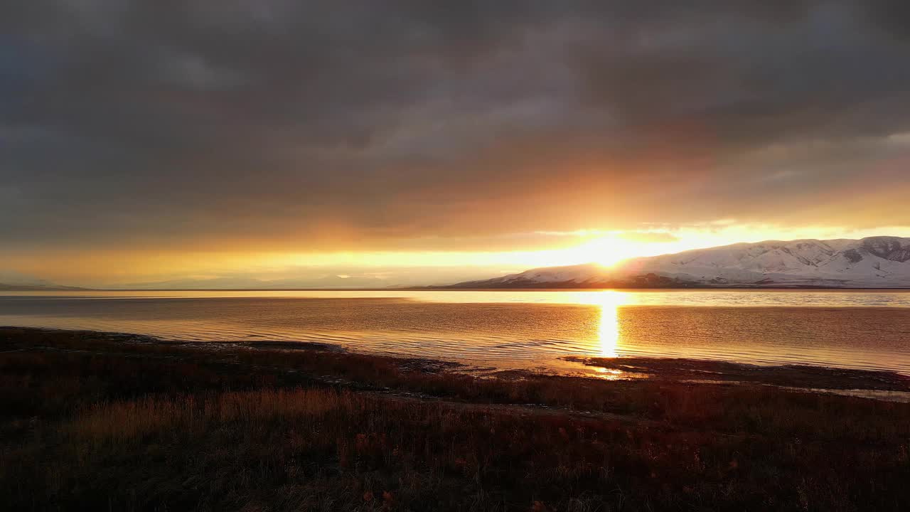 在五彩缤纷的夕阳下飞越犹他湖的海岸线视频素材