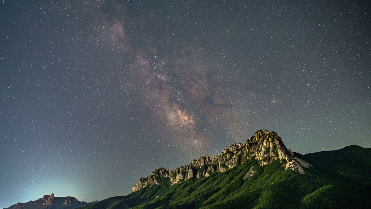 雪岳山、蔚山八威峰和星系/韩国江原道视频素材