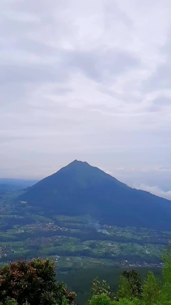 Telomoyo山，中爪哇岛，印度尼西亚。视频素材