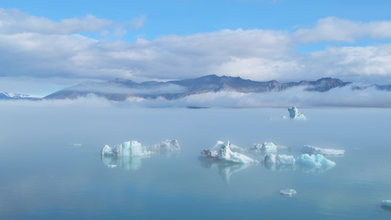 Icebergs in Jokulsarlon Glacier Lagoon. The Jokulsarlon Glacier Lagoon is a large glacial lake in southern part of Vatnajökull National Park.视频素材