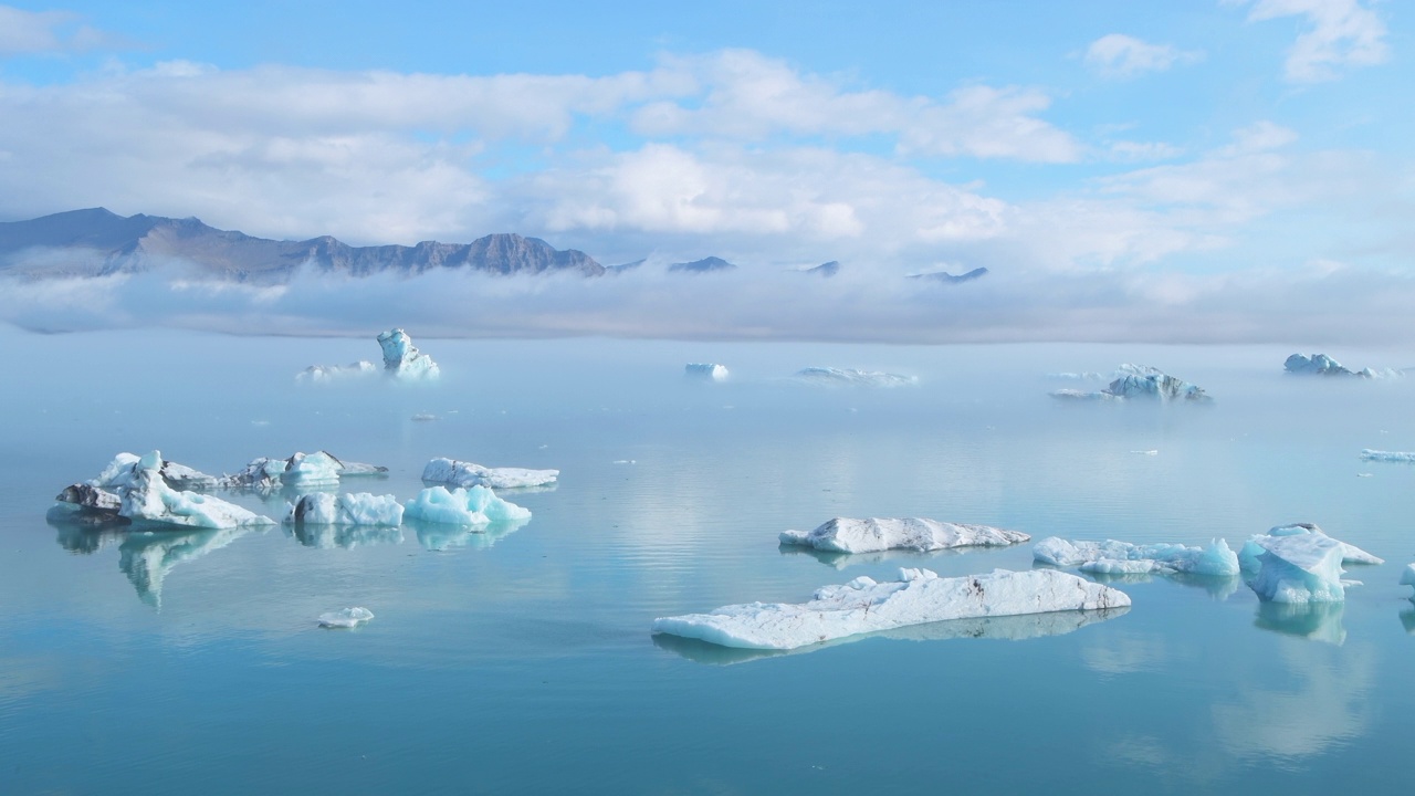 Icebergs in Jokulsarlon Glacier Lagoon. The Jokulsarlon Glacier Lagoon is a large glacial lake in southern part of Vatnajökull National Park.视频素材