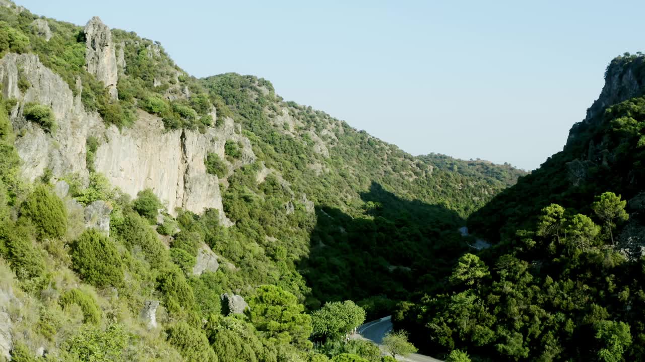 西班牙东部圣塞瓦斯蒂安附近的绿色山区公路鸟瞰图视频素材