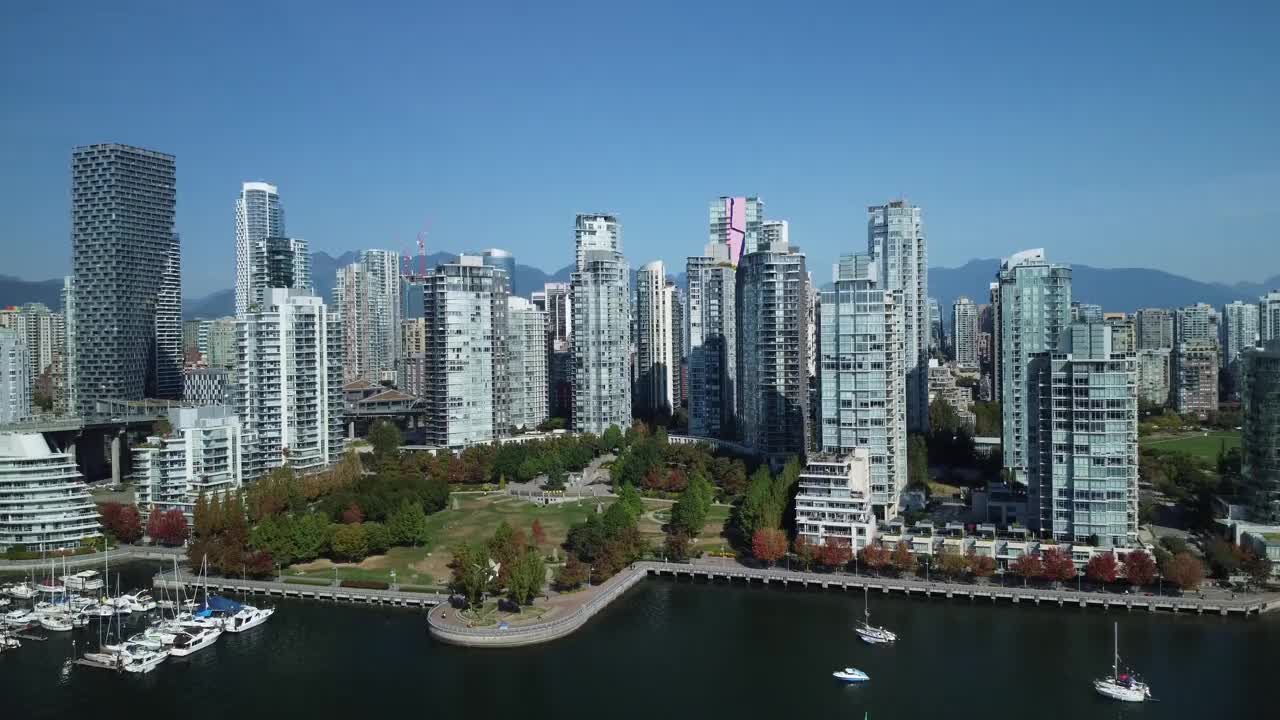 鸟瞰加拿大温哥华美丽的天际线与现代建筑视频素材