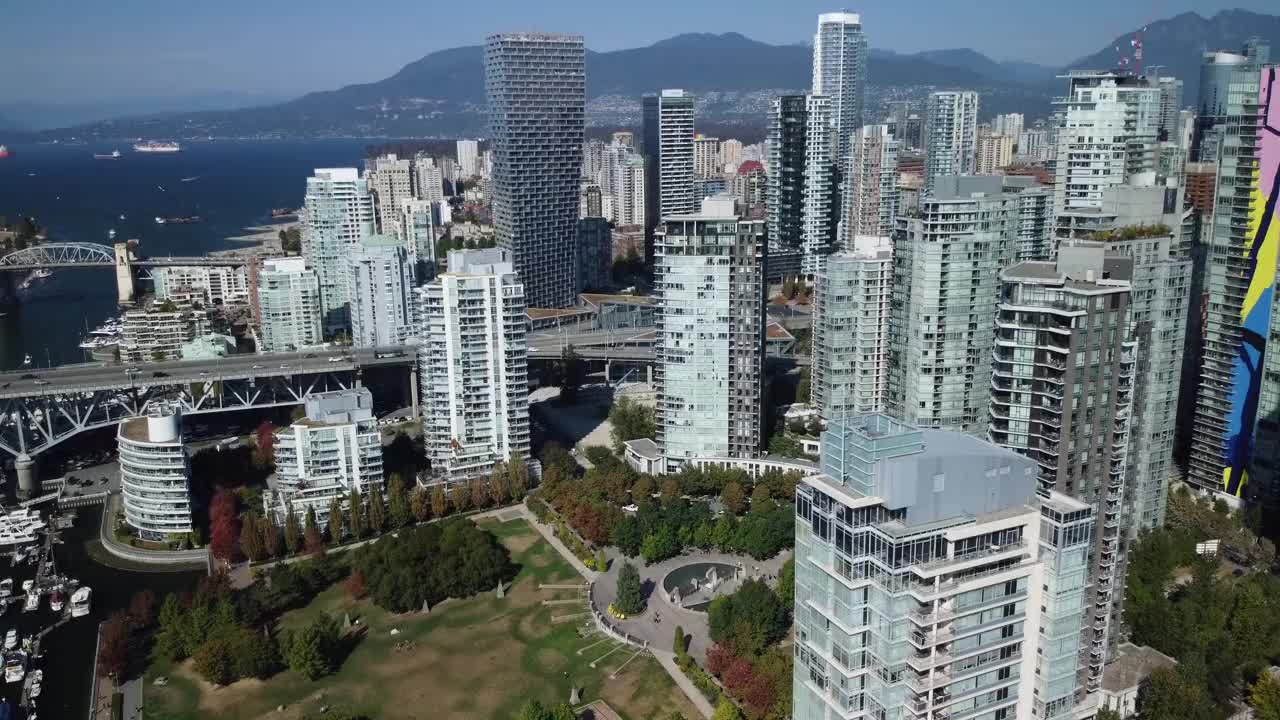 鸟瞰加拿大温哥华美丽的天际线与现代建筑视频素材