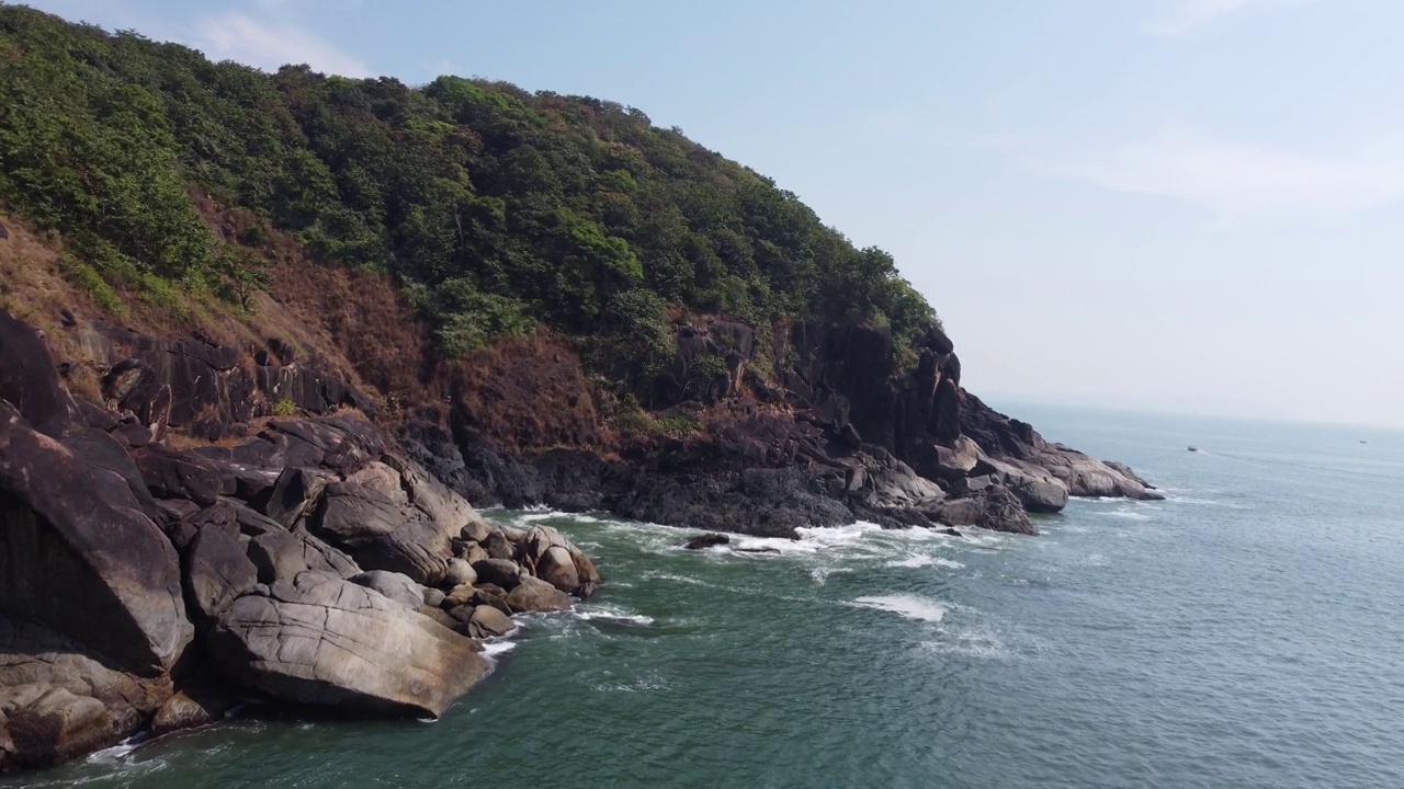 鸟瞰沿海悬崖，树木覆盖，地平线上有美丽的海景视频素材