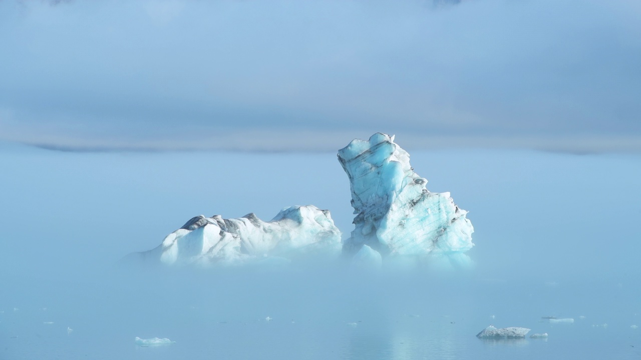 Icebergs in Jokulsarlon Glacier Lagoon. The Jokulsarlon Glacier Lagoon is a large glacial lake in southern part of Vatnajökull National Park.视频素材