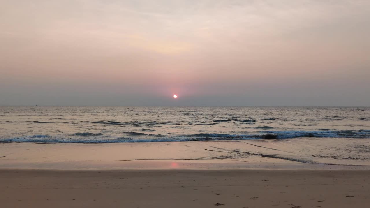 日落时海滩上海浪的风景视频素材