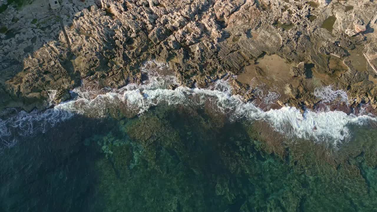 航拍的海洋和布满房屋的岩石海岸，马耳他，圣朱利安湾视频素材