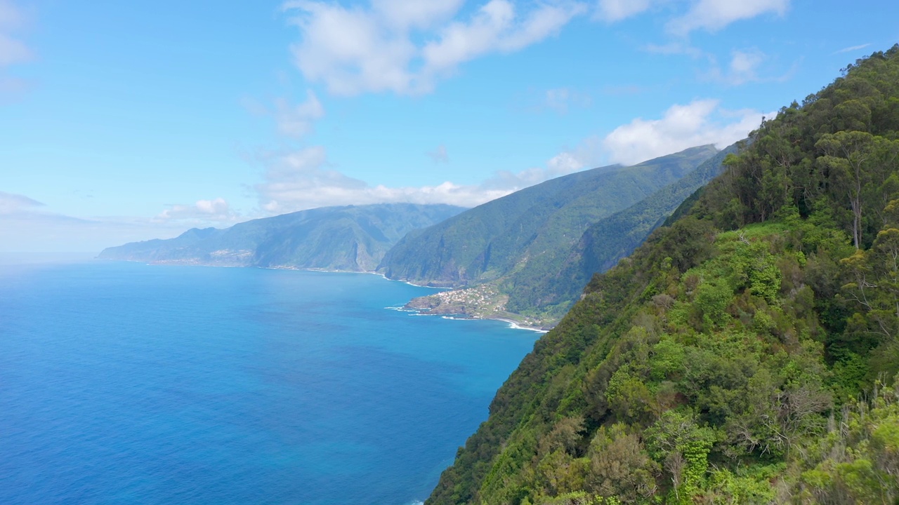 马德拉岛海岸美丽的绿色岩石悬崖的鸟瞰图视频素材