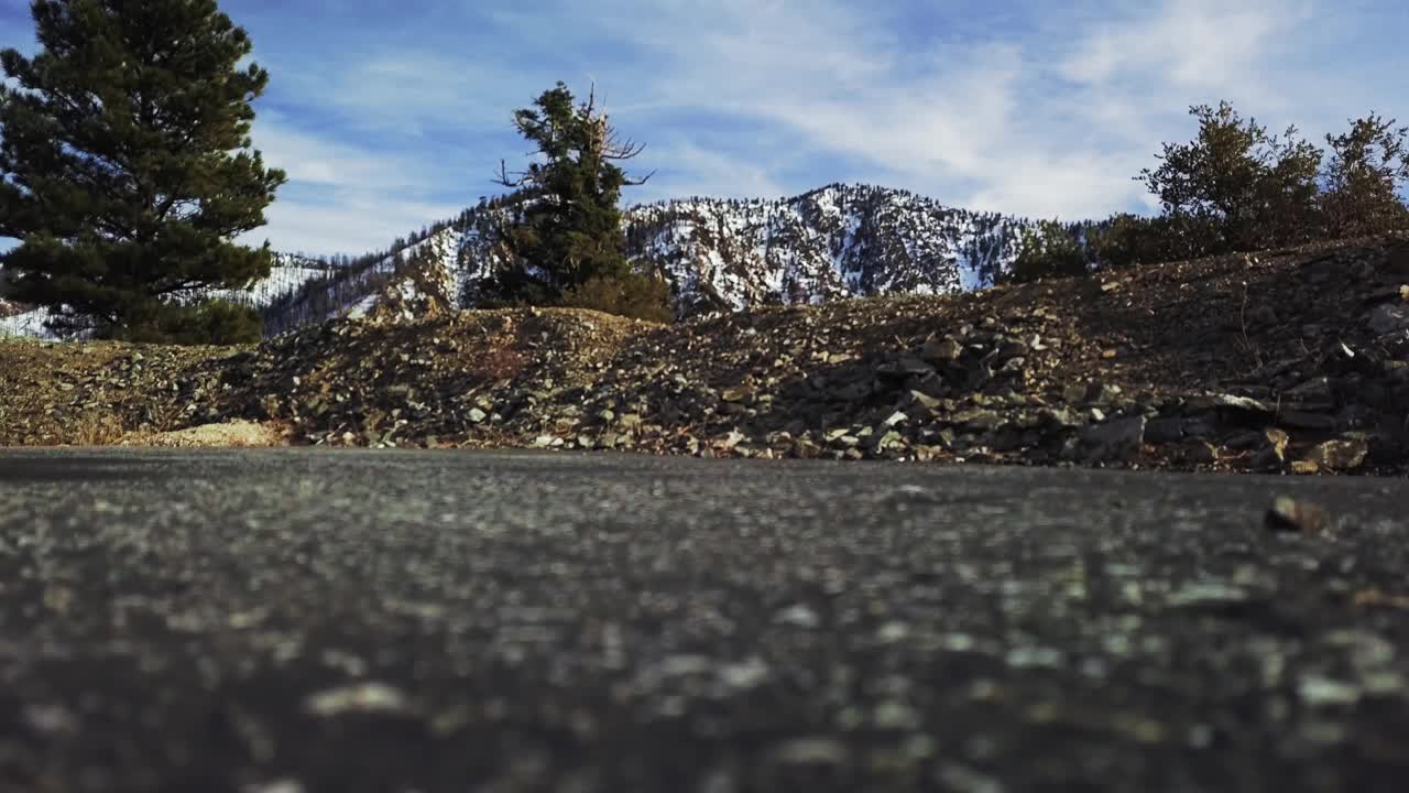 空中拍摄的落基山脉覆盖着树木和雪在一个阳光灿烂的日子视频素材