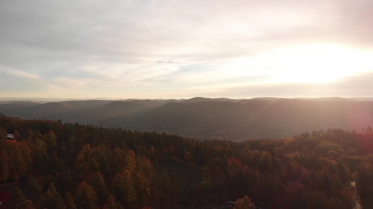 空中拍摄的乡村景观，在阳光明媚的天气里有森林和山丘视频素材