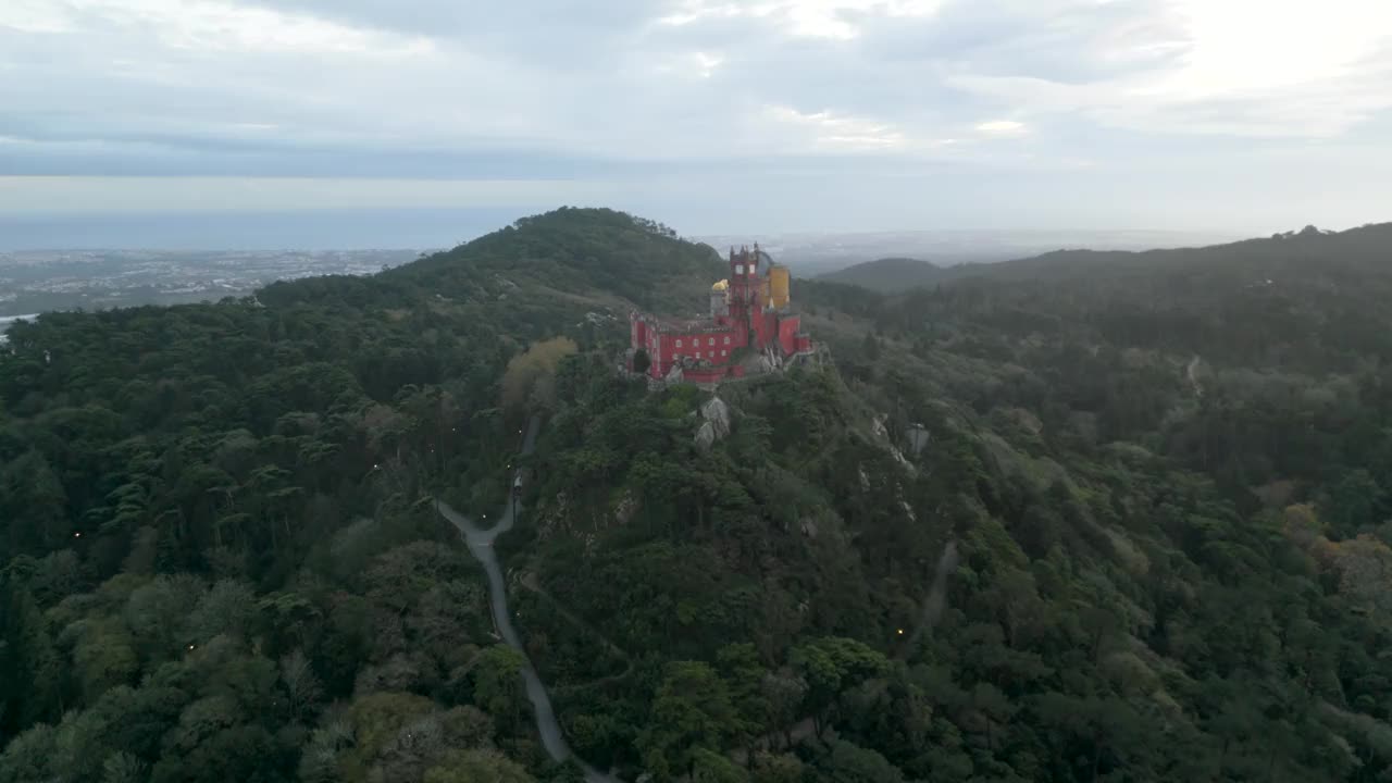 葡萄牙辛特拉山脉山顶上五彩缤纷的佩纳宫的无人机视图视频素材