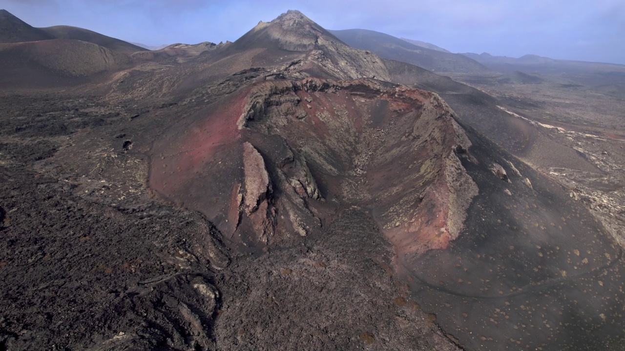 西班牙加那利群岛兰萨罗特岛蒂曼法亚国家公园附近火山谷(埃斯孔迪达火山口)的鸟瞰图。视频素材