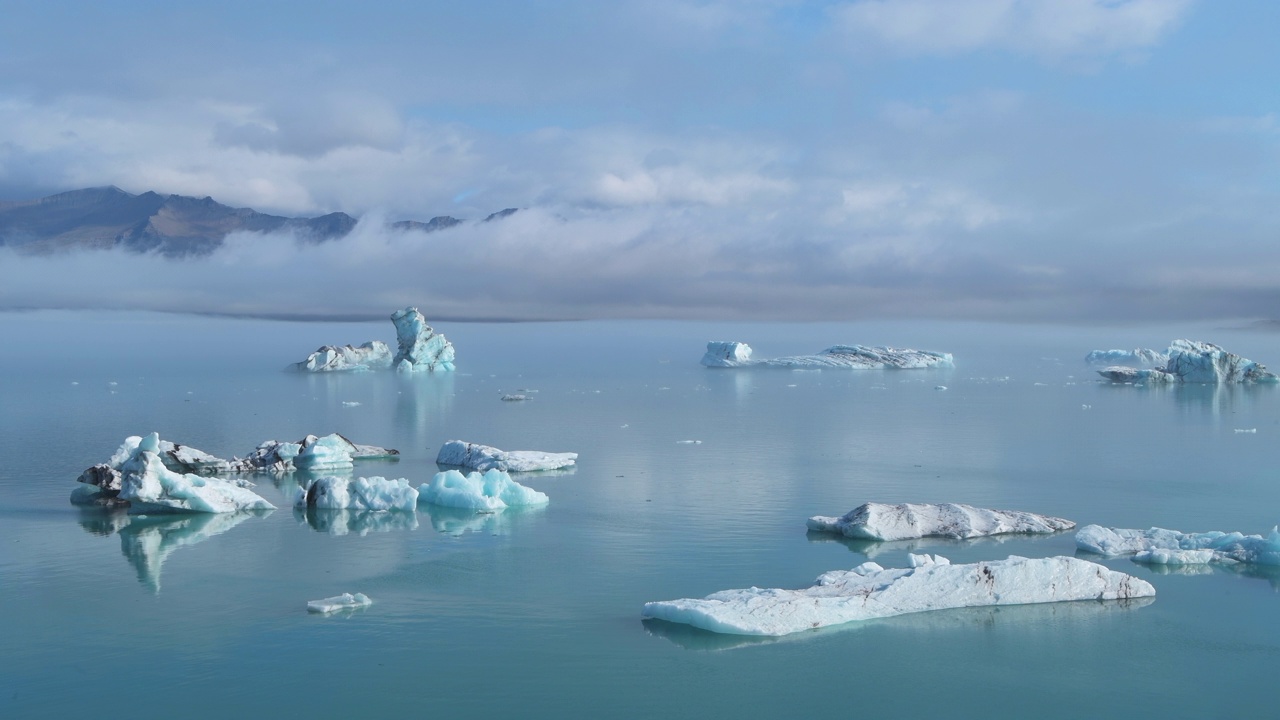 Icebergs in Jokulsarlon Glacier Lagoon. The Jokulsarlon Glacier Lagoon is a large glacial lake in southern part of Vatnajökull National Park.视频素材