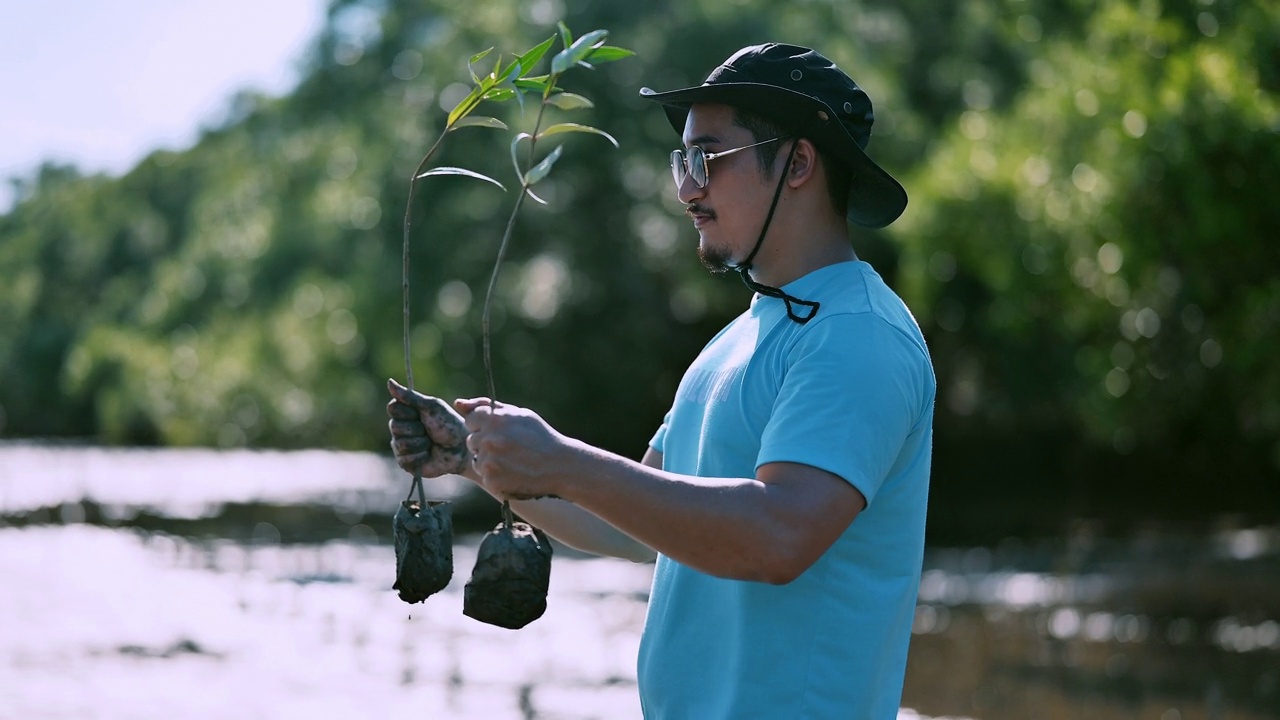 一群志愿者在植树视频素材