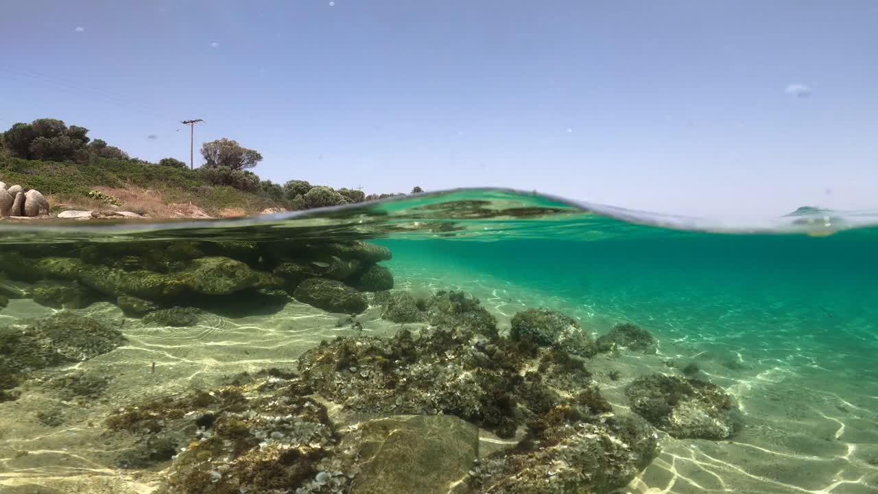 清澈湛蓝的水下海水，光线穿过水面视频素材