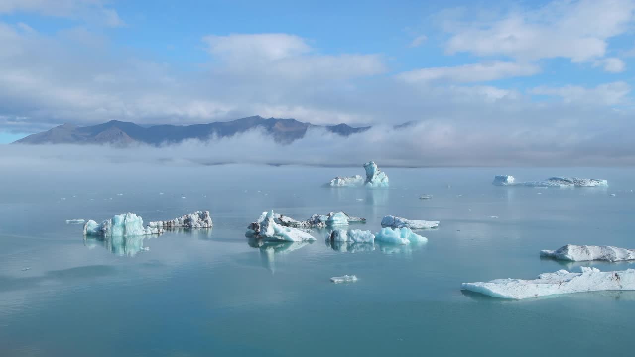 Icebergs in Jokulsarlon Glacier Lagoon. The Jokulsarlon Glacier Lagoon is a large glacial lake in southern part of Vatnajökull National Park.视频素材