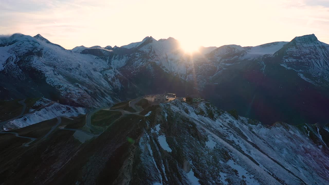 日落时分，大格洛克纳高山公路上著名的雪绒花山景的鸟瞰图视频素材