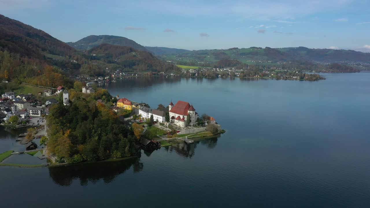 奥地利萨尔茨卡默古特的特劳恩湖上著名的特劳恩基兴教堂视频素材