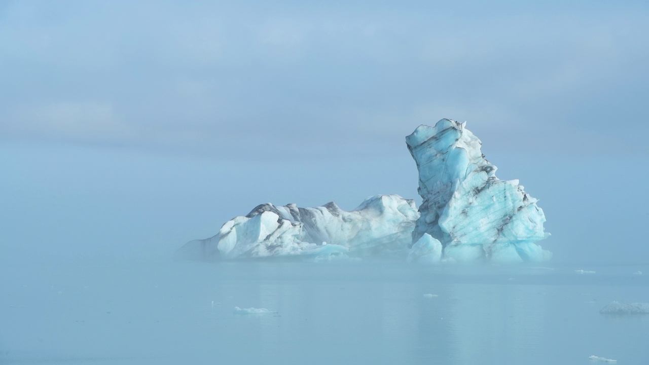 Icebergs in Jokulsarlon Glacier Lagoon. The Jokulsarlon Glacier Lagoon is a large glacial lake in southern part of Vatnajökull National Park.视频素材