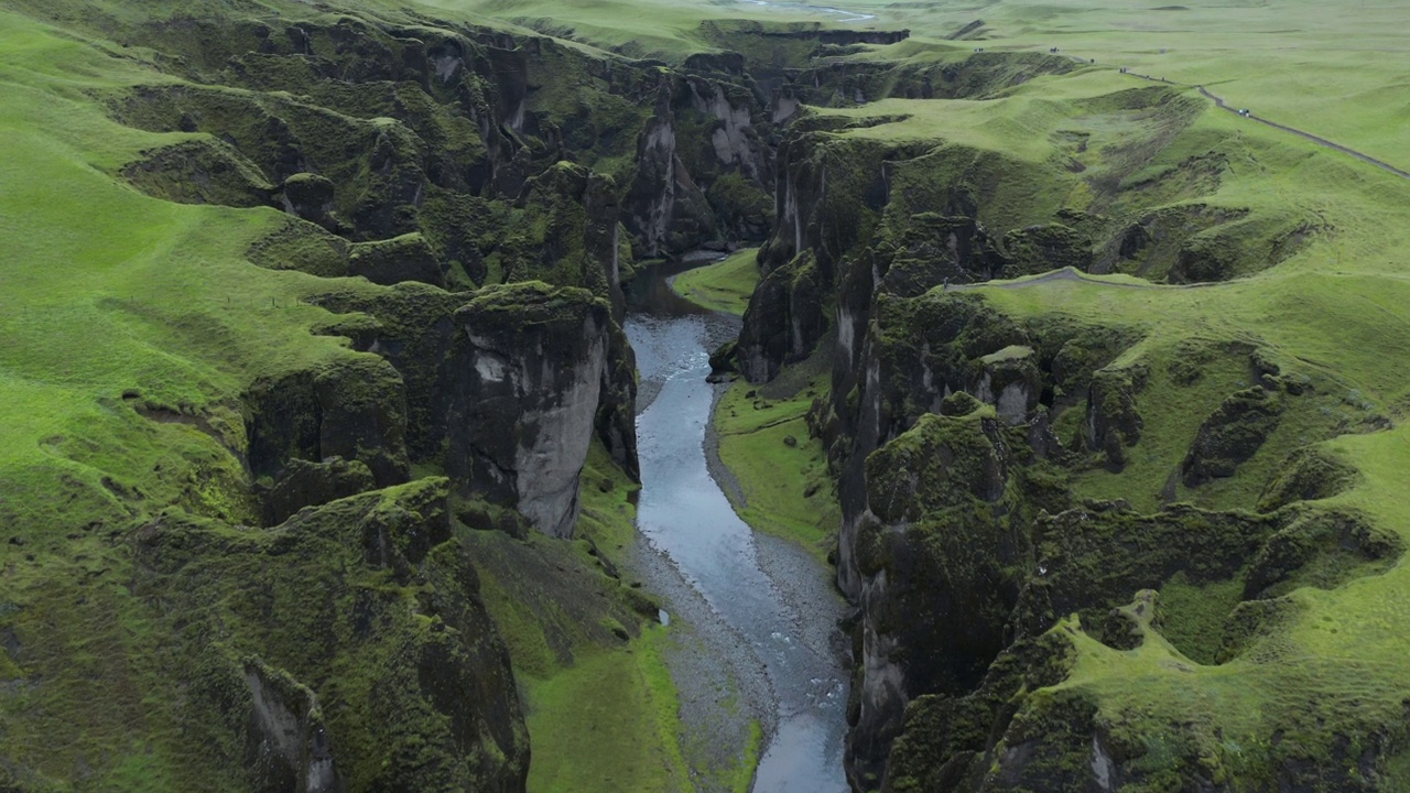 鸟瞰冰岛著名的Fjadrargljufur（Fjaðrárgljúfur）峡谷。视频素材