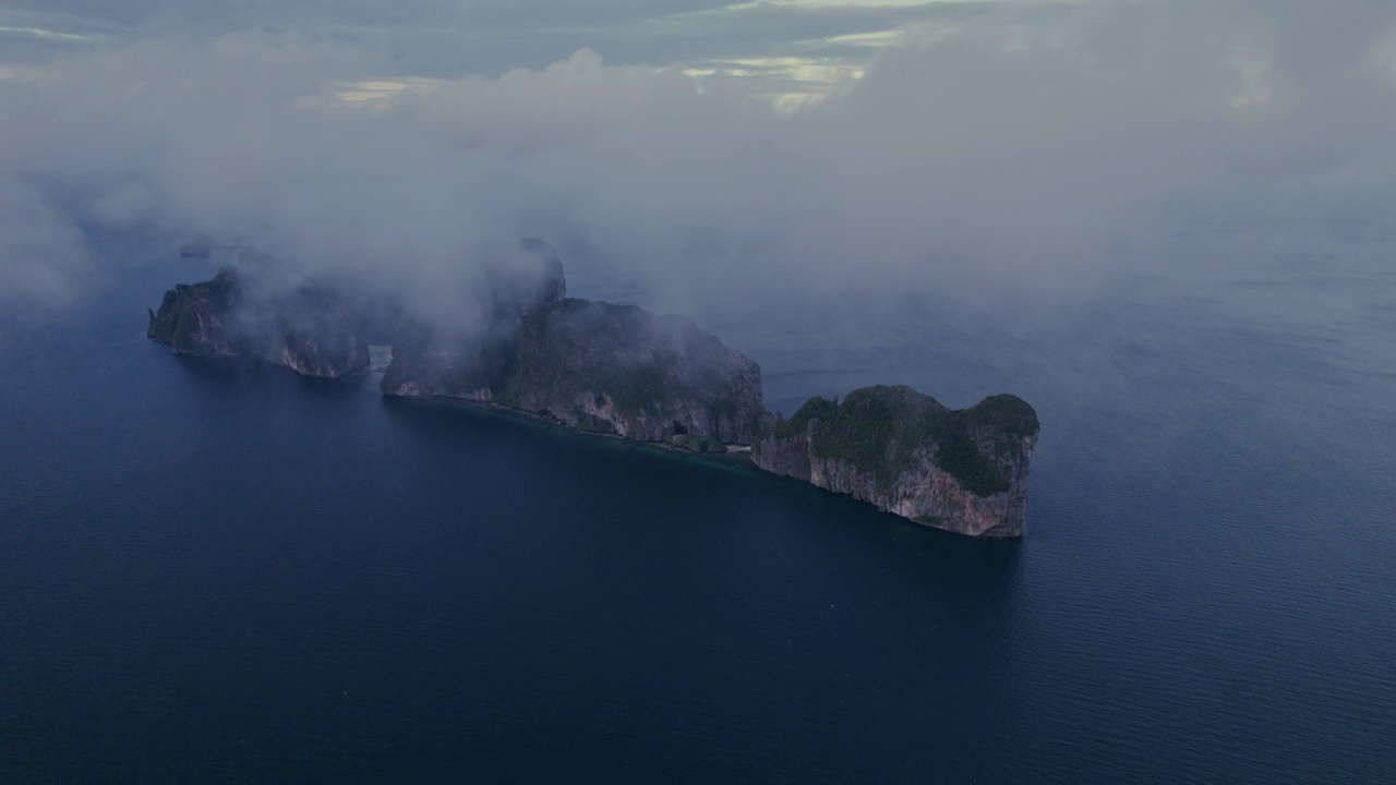 无人机鸟瞰热带岛屿玛雅湾，Pileh泻湖，泰国皮皮岛。视频素材