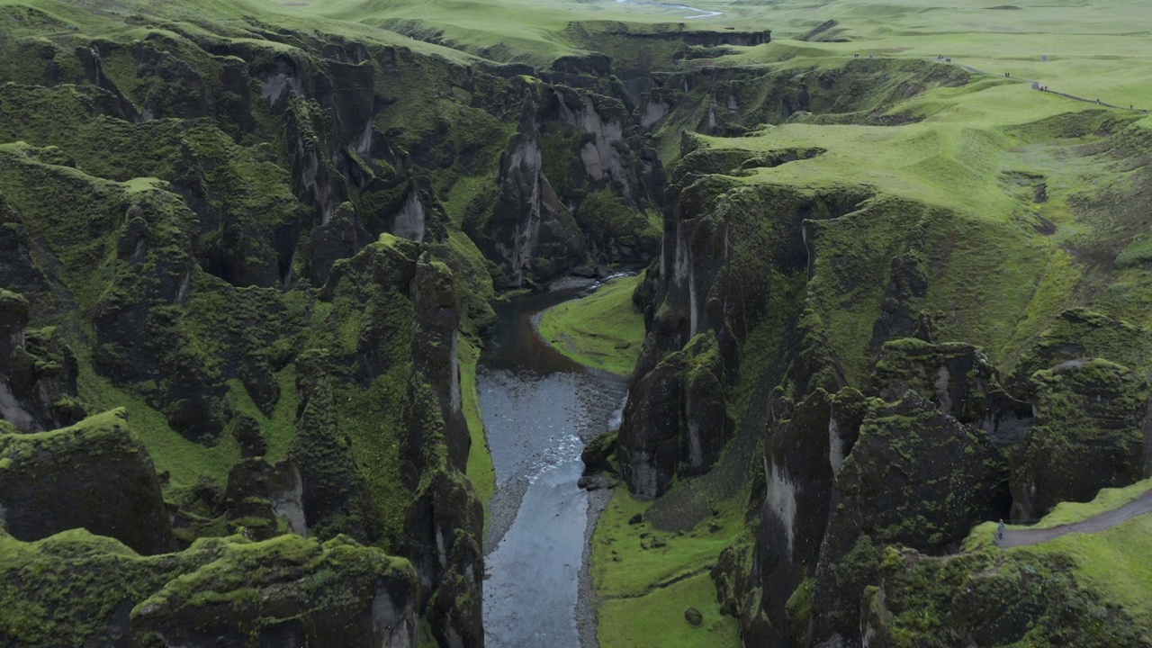 Aerial view the famous Fjadrargljufur (Fjaðrárgljúfur) Canyon, Iceland.视频素材