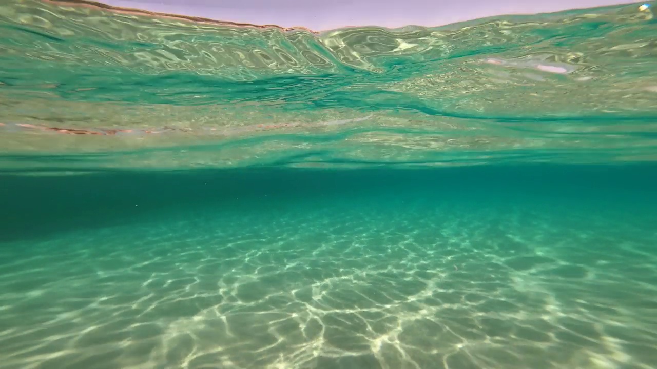 清澈湛蓝的水下海水，光线穿过水面视频素材