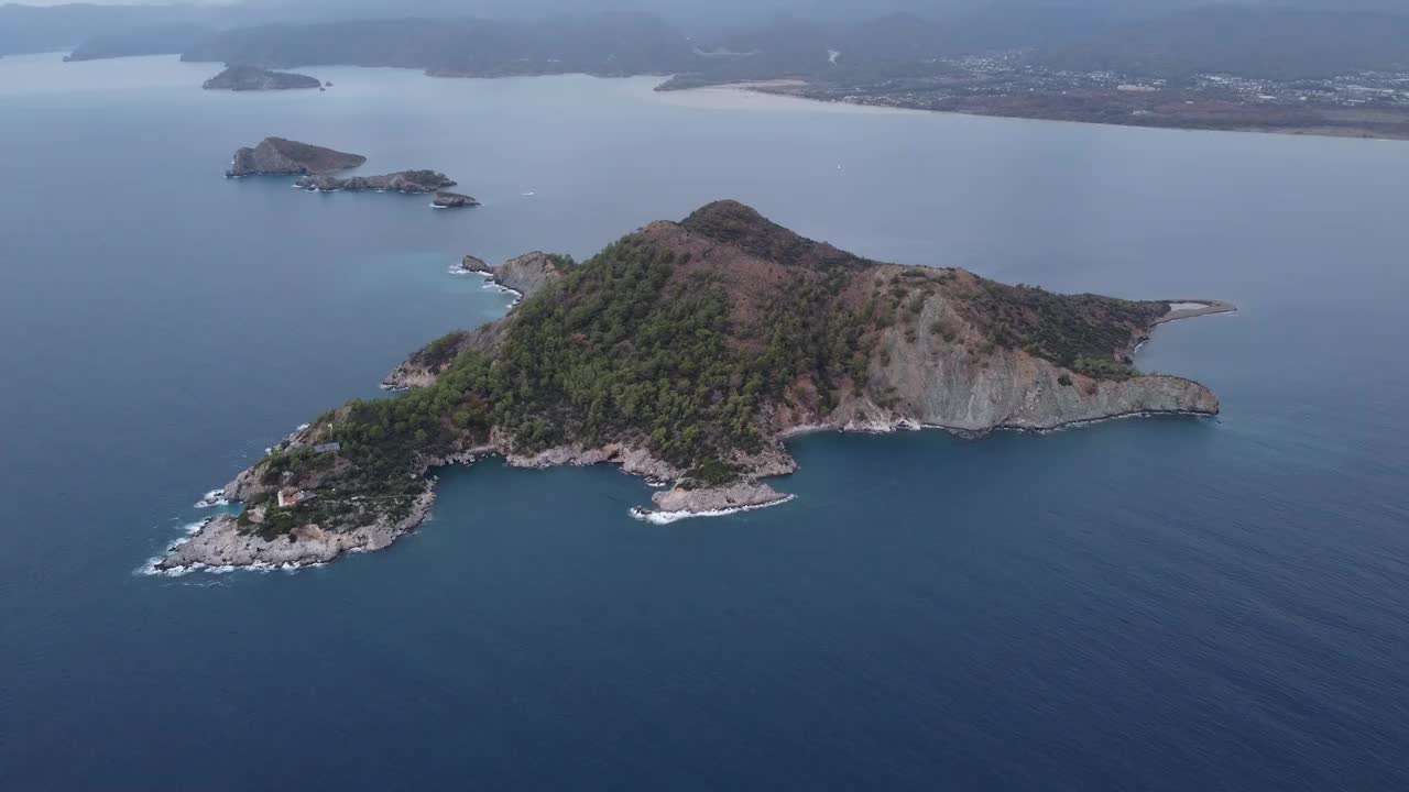 从一架来袭的无人机上看到地中海的克济勒阿达群岛视频下载