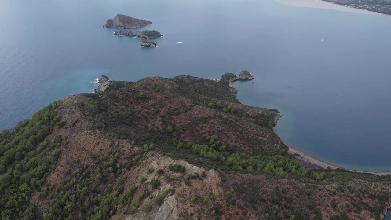 地中海的克济勒阿达群岛。从一架无人机上拍到的游艇。视频下载