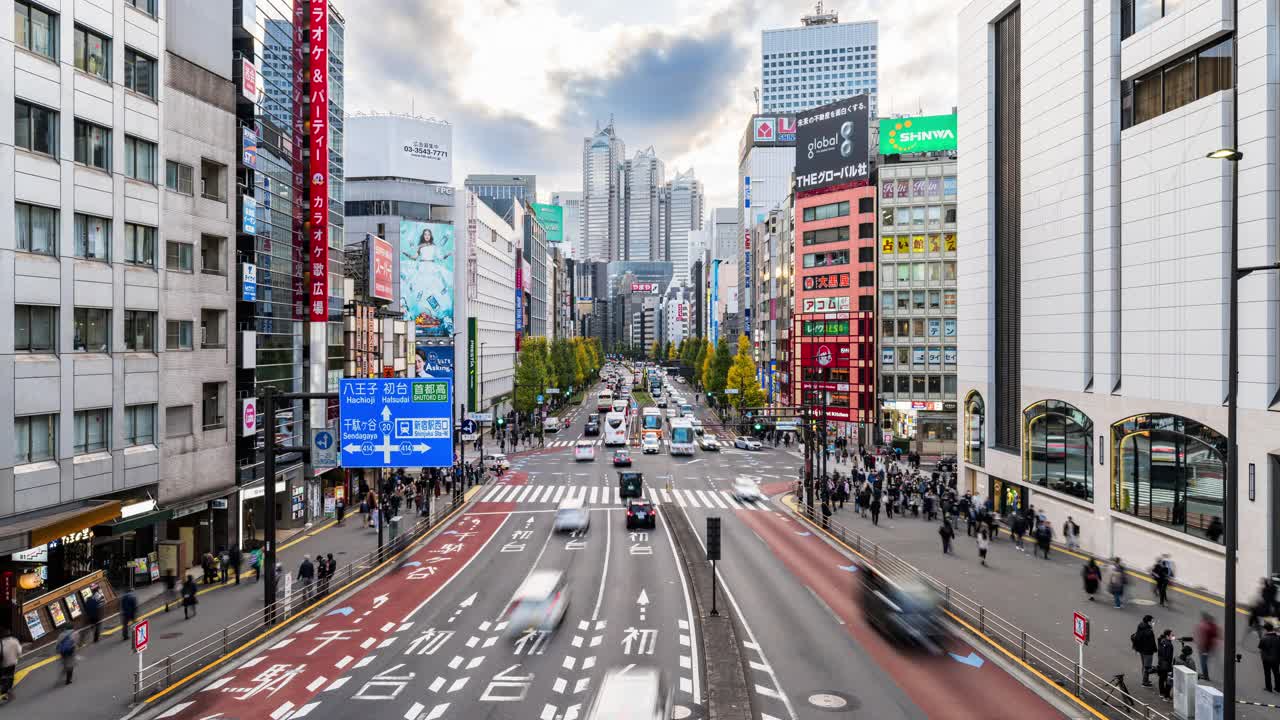 时间流逝的汽车交通运输在十字路口，日本人步行交叉路口在日本东京新宿区，办公大楼的城市景观。亚洲交通，亚洲城市生活理念视频素材