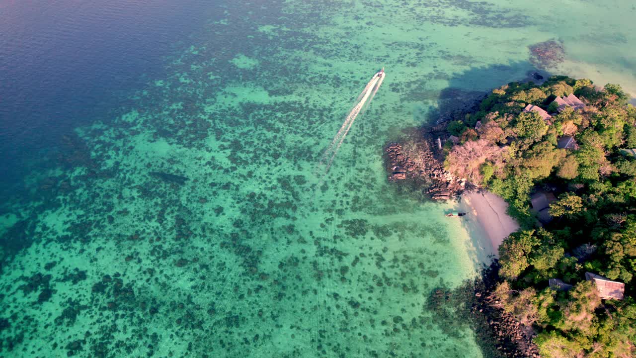 泰国海上船的风景鸟瞰图。视频素材