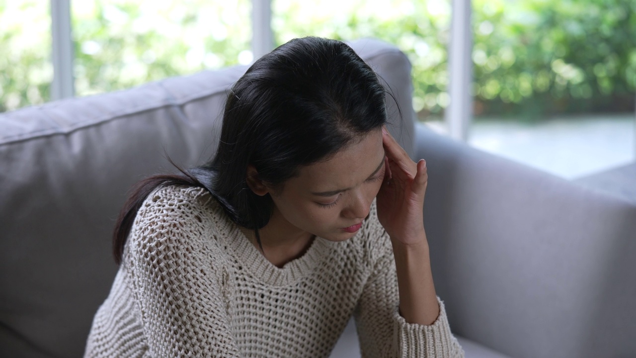 年轻的亚洲妇女患有头痛。视频素材