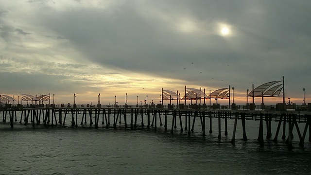 雷东多海滩的日落视频素材