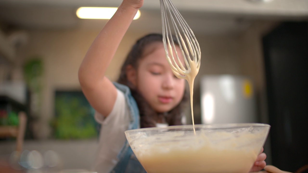 可爱的女孩帮妈妈准备烘焙材料。视频素材