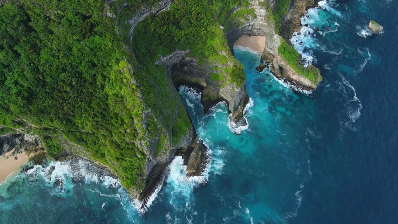 海岸线上有风景优美的悬崖和碧波荡漾的大海。鸟瞰图。视频素材