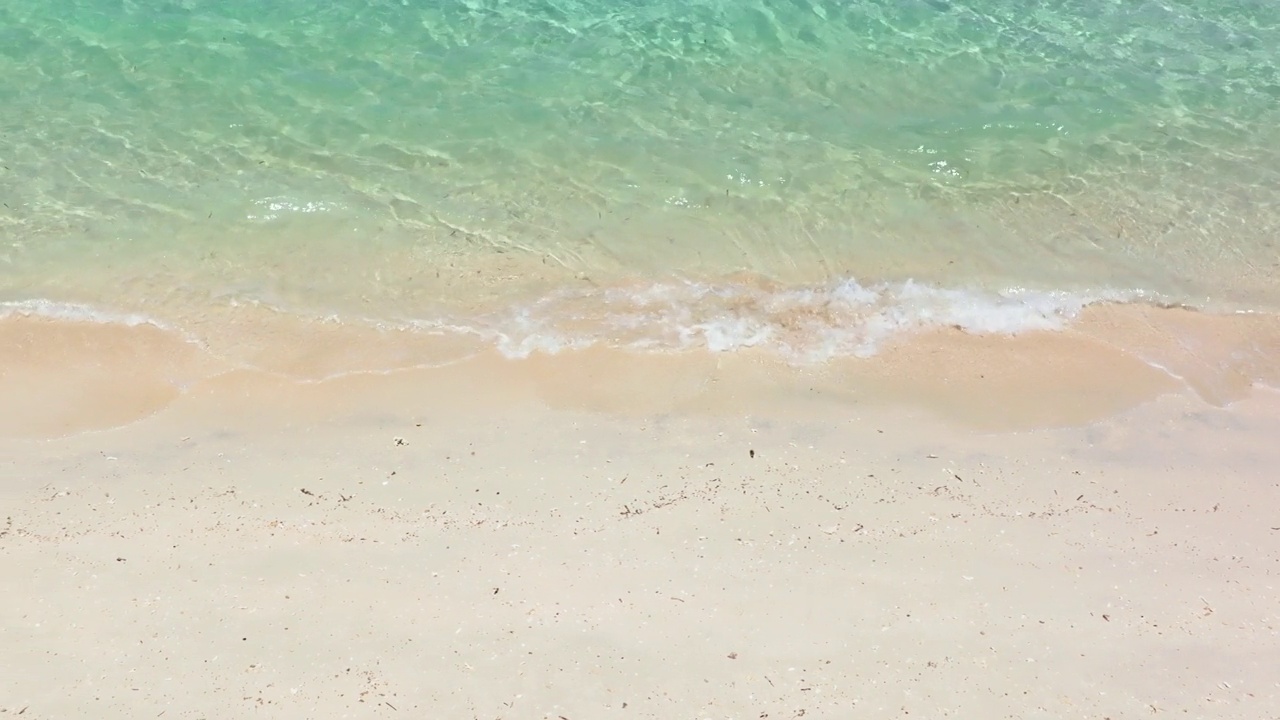 有海浪和冲浪的海景。视频素材